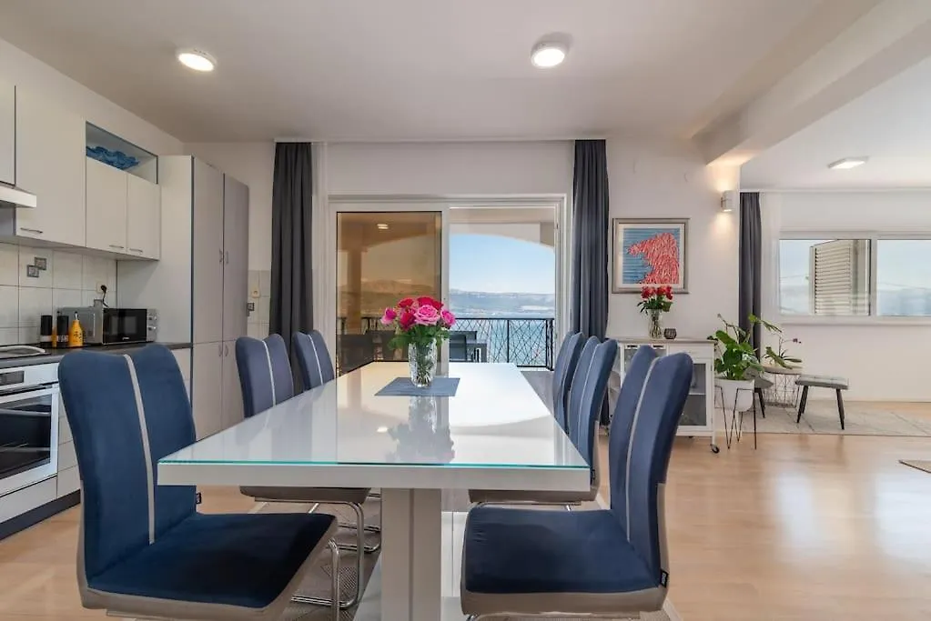 Beachfront Apartment With Parking Slatine
