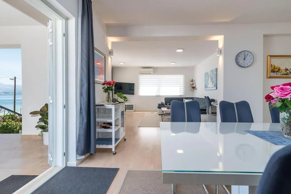 Beachfront Apartment With Parking Slatine